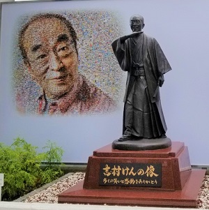 東京都東村山市の志村けんの像